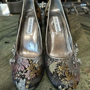 Steve Madden Black and Gold Heels with Elegant Design